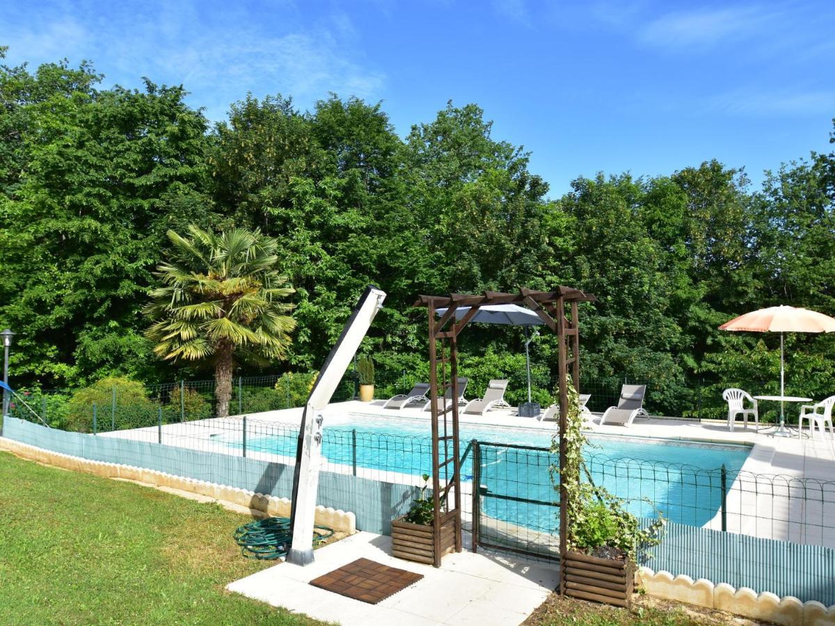 Cosy Holiday Home In Lantheuil With Garden Villefranche-du-Perigord ภายนอก รูปภาพ